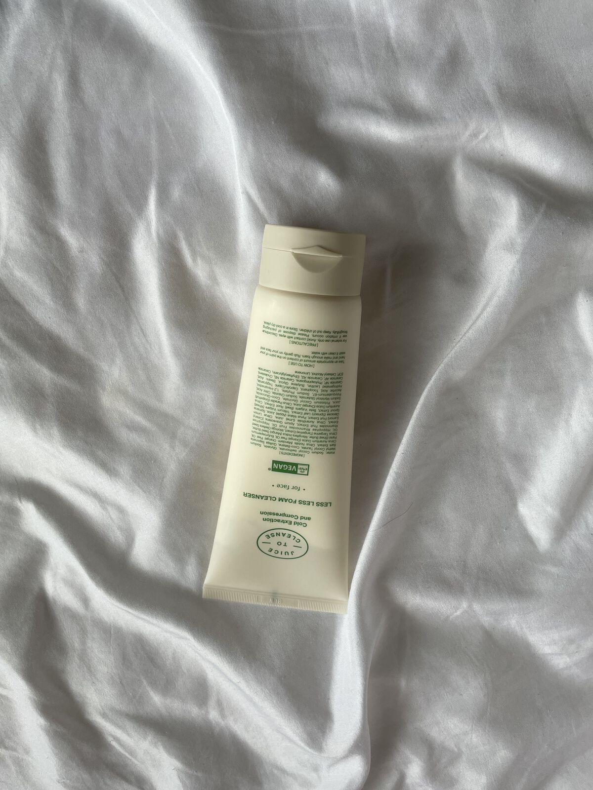 LESS LESS FOAM CLEANSER
（レスレスフォームクレンザー）
日本販売価格：2,000円（税込）容量：160ml
地球と肌を救う優しい保湿クレンジングフォーム

お肌を保護するマイルドフォーミュラ
有害成分を最小限に抑えた