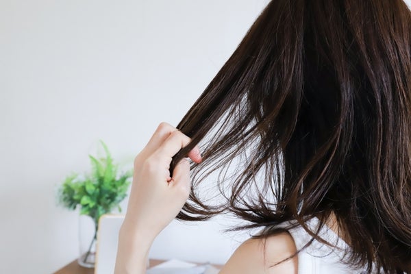 髪の毛を触っている女性