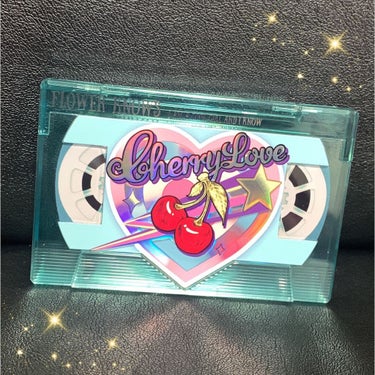 
❁フラワーノーズ Cherry Love レトロマグネティック アイシャドウパレット 02 ❁


前からずっと気になっていてフラワーノーズのアイシャドウパレットがセールになっていたので購入してきました🛍✨


まずこのパレットの全てが可愛すぎて眺めてしまうレベルです🥺🤍

箱から可愛くてもう捨てられません😂（笑）


パレットを開けてもアイシャドウに星やさくらんぼの柄がデザインされていて、使う前からワクワクドキドキが止まりません…🥰💭


私が購入したスプリング&サマーアイスキューブというカラーは、オレンジとブルーとブラウンカラーが入っていてそれぞれマットやシマーなどの質感になっています✨

ラメの2色も質感が違ったものになっていて、カラーも少し違っています🙂


発色も程よく良くて使いやすいパレットです♪
ブルーカラーは少し難しいかな？と思いましたが思ったよりも優しい発色なので挑戦しやすいと感じました✨✨


私は普段使いしやすいブラウンカラーと肌馴染みの良いオレンジカラー、少し気分を変えたい時に使えるブルーカラーが1つのパレットになっているのが魅力的だなと思います🤩💭


そしてこの2色のラメもほんっとに可愛いんです🥺✨
柔らかめのシルバーラメと固めのイエローラメで、どちらもつけると一気に目元が華やかになります🤍✨

角度を変えたり、瞬きをするたびにキラキラするのがすごく綺麗です💫


粉飛びなども私は全然気にならなかったし、鏡もしっかりついていて見やすいです☀︎


持っているだけでもテンションがあがる上、使ってもかわいいく優れものなアイシャドウパレットだなと思いました🥰💭


他のカラーも気になるので今後試してみたいなと思います😚



かわいいが詰まったアイシャドウパレット🎨✨
気になった方は是非チェックしてみて下さいね😉











 #第一印象UP作戦 


の画像 その1