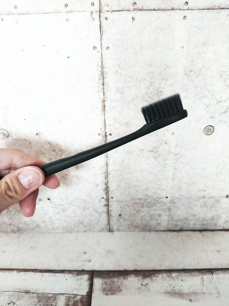 BPAフリー炭入り歯ブラシ/hello/歯ブラシを使ったクチコミ（3枚目）