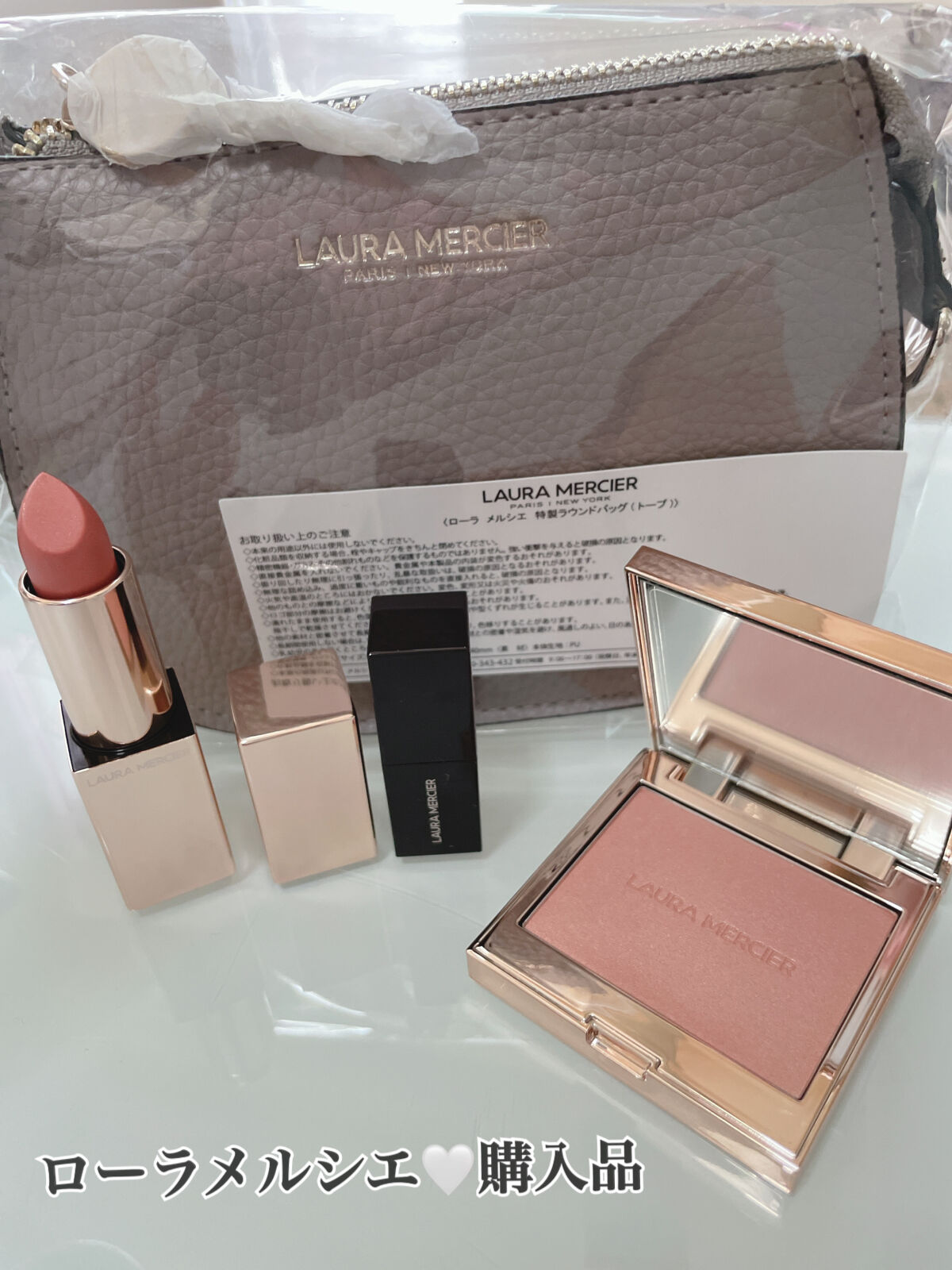 🤍購入品🤍

ローラ メルシエ

ブラッシュ カラー インフュージョンR1
シアー リップスティックR2


チークはローズベージュ系のカラー。
薄付きなので自然な血色感を与えてくれる☺️
パールが入っていてツヤが綺麗💗

リップはヌ