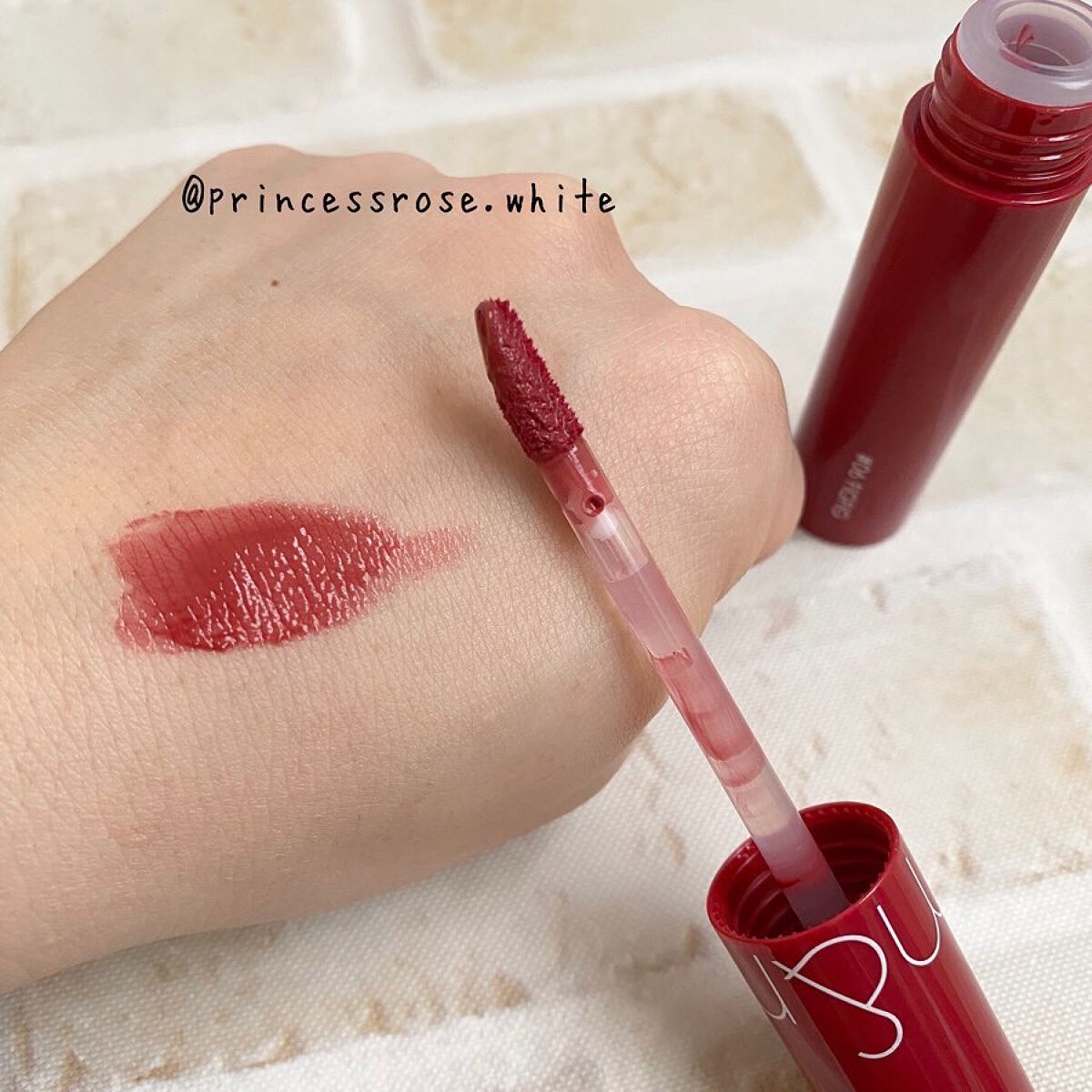 ジューシーラスティングティント/rom&nd/リップティントを使ったクチコミ（3枚目）