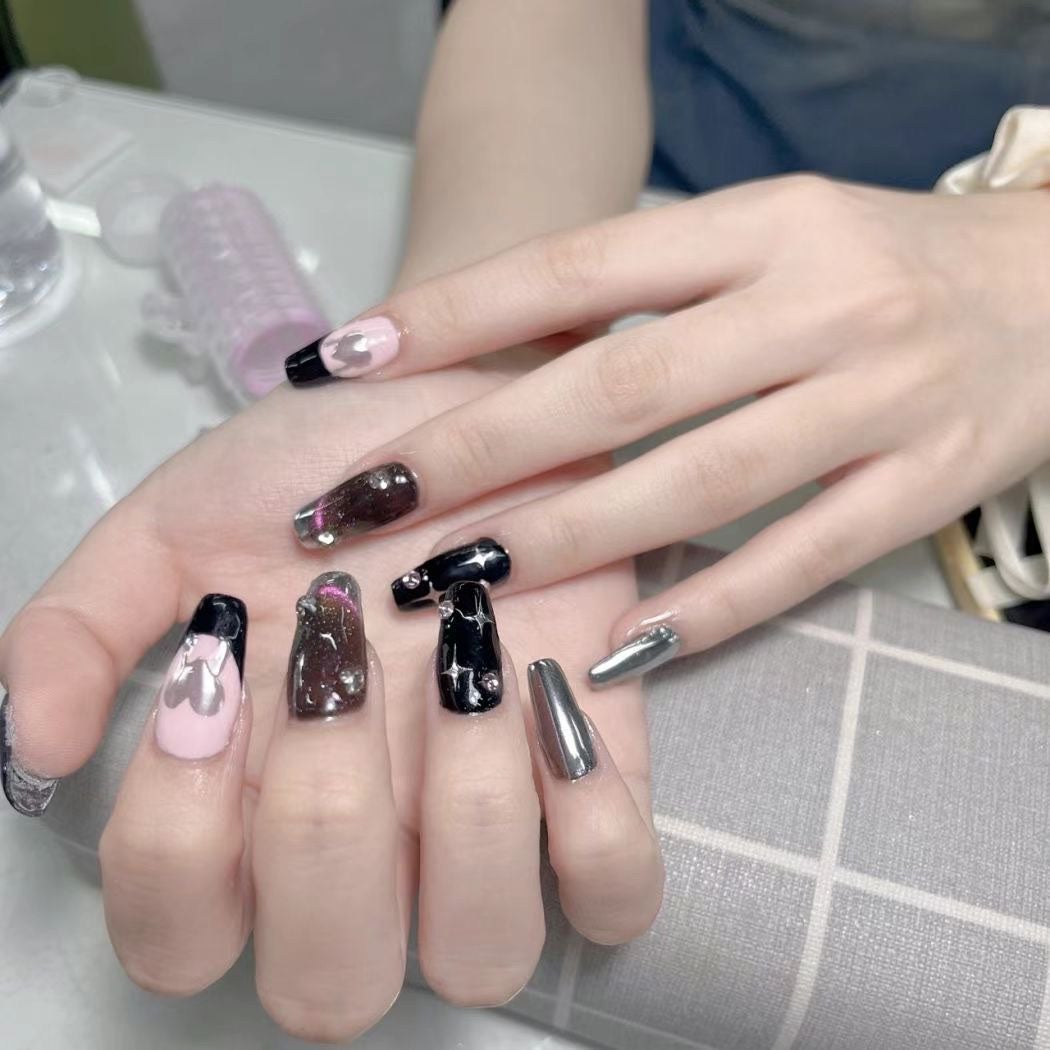 佳奇 on LIPS 「1枚目は昨日作った新しいネイルで、黒とピンクの色がとてもかっこ..」(1枚目)