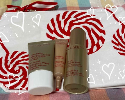 CLARINS V コントア シリーズ ホリデーキット (EEL)のクチコミ「クラランスのアイクリームがリピートしたいって思っていたら、引き締め美容液とか入ってるしポーチも.....」(1枚目)