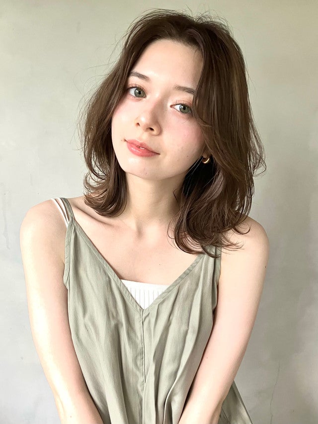 グリーンの瞳をしたセミロングの女性