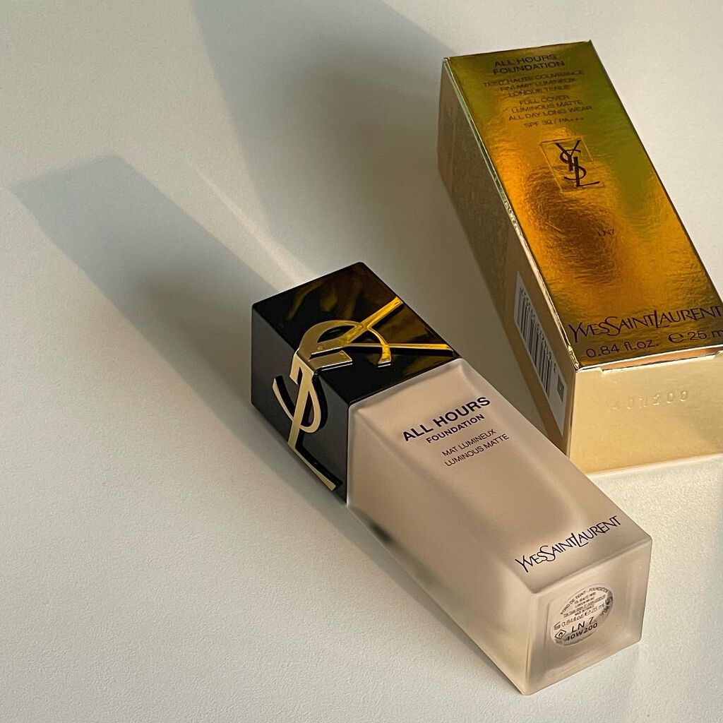 【yslbeauty 】

YSLの新作ファンデ🤍
✔️オールアワーズリキッド

カラーはLN7で明るすぎず暗すぎず
えりにピッタリだった🥹💓

使用感なんだけど
めちゃくちゃ伸びが良くて肌への密着感が凄い🫣
仕上がり的にはセミマッ