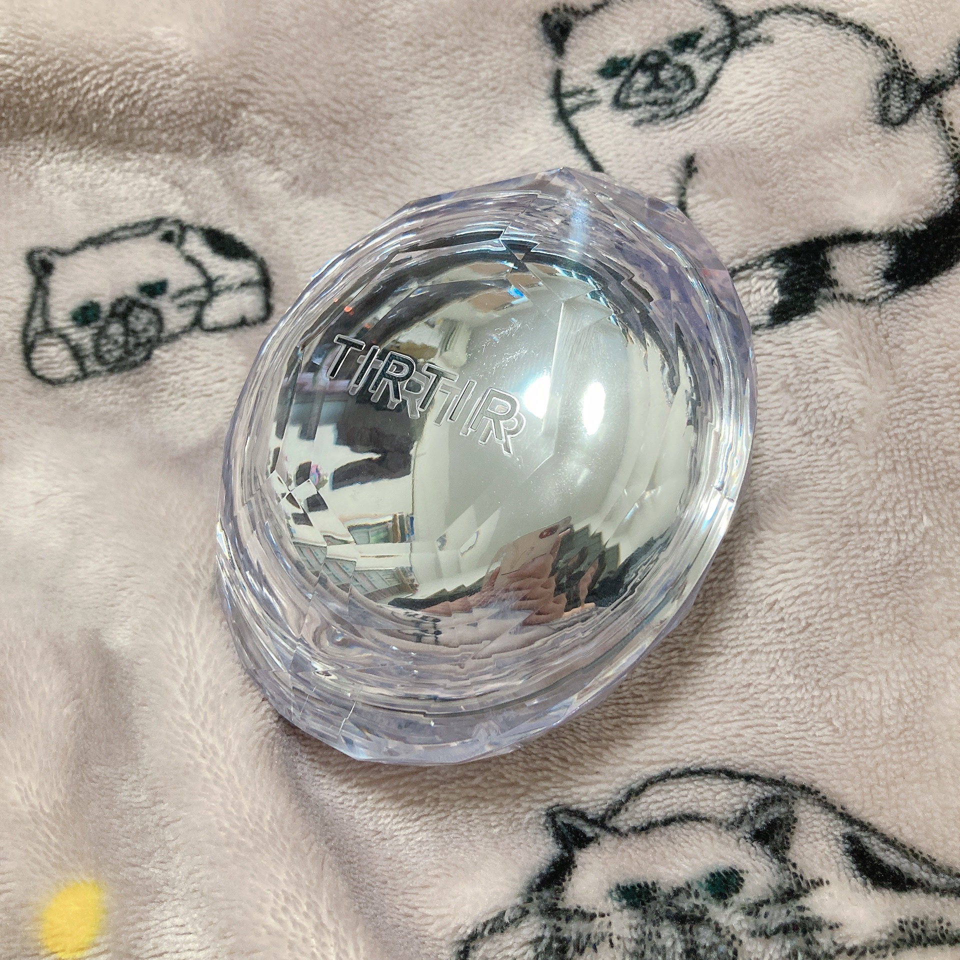 こんにちは！ぴよまるあずきです٩( 'ω' )و

先日、TIRTIRのクッションファンデの
クリスタルを購入しました✨

元々はTIRTIRの赤のクッションを
購入する予定だったのですが、
パケ見て予定が変わりました笑
反射する系パケって