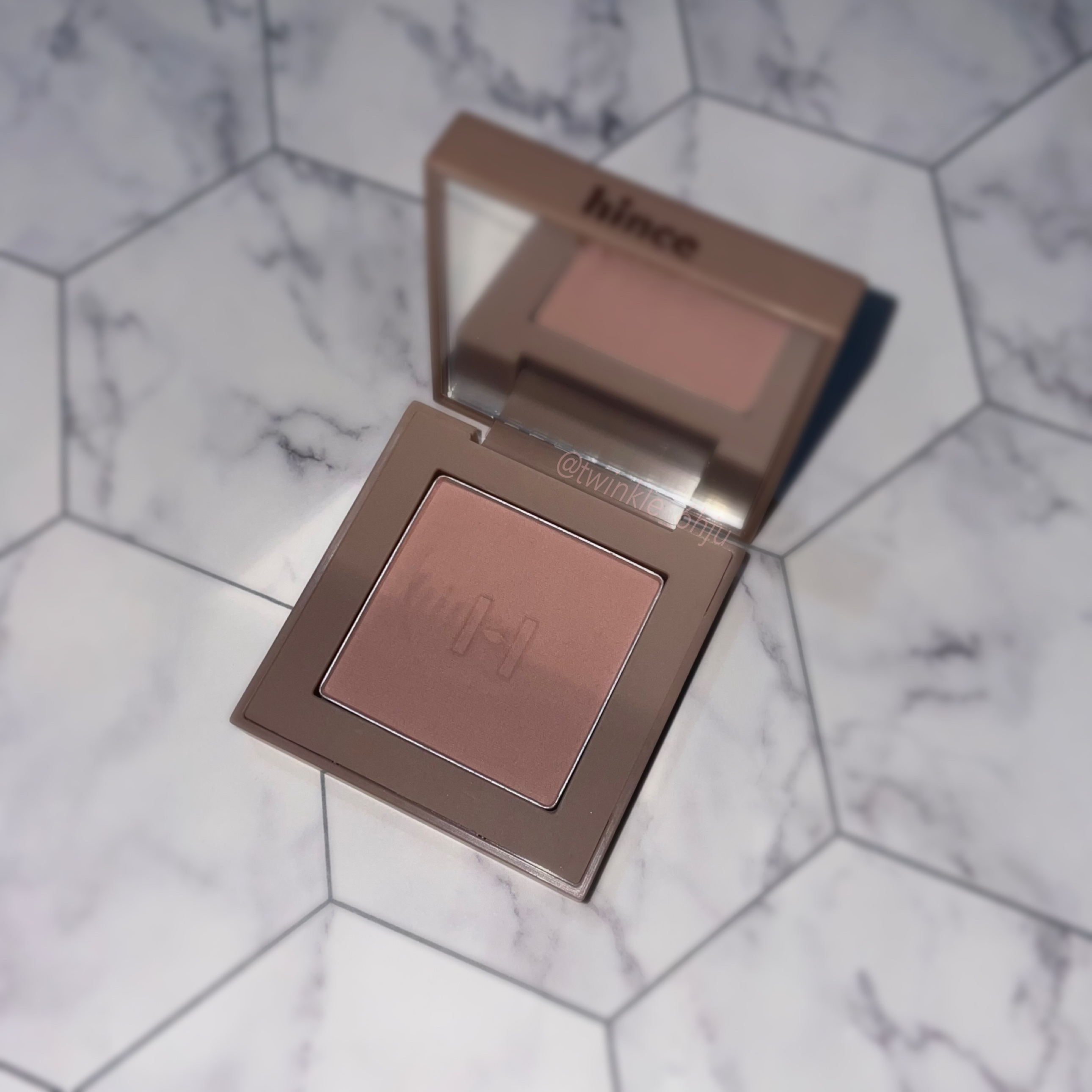 【商品】
hince ニューデップスアイシャドウニューデップスアイシャドウ
V002 アリュール・イン・モーション


【色味】
麗らかな優雅さローズベージュ

ヴァイタリティに満ちたローズベージュカラーが優雅な雰囲気を創り出す


【ラメ