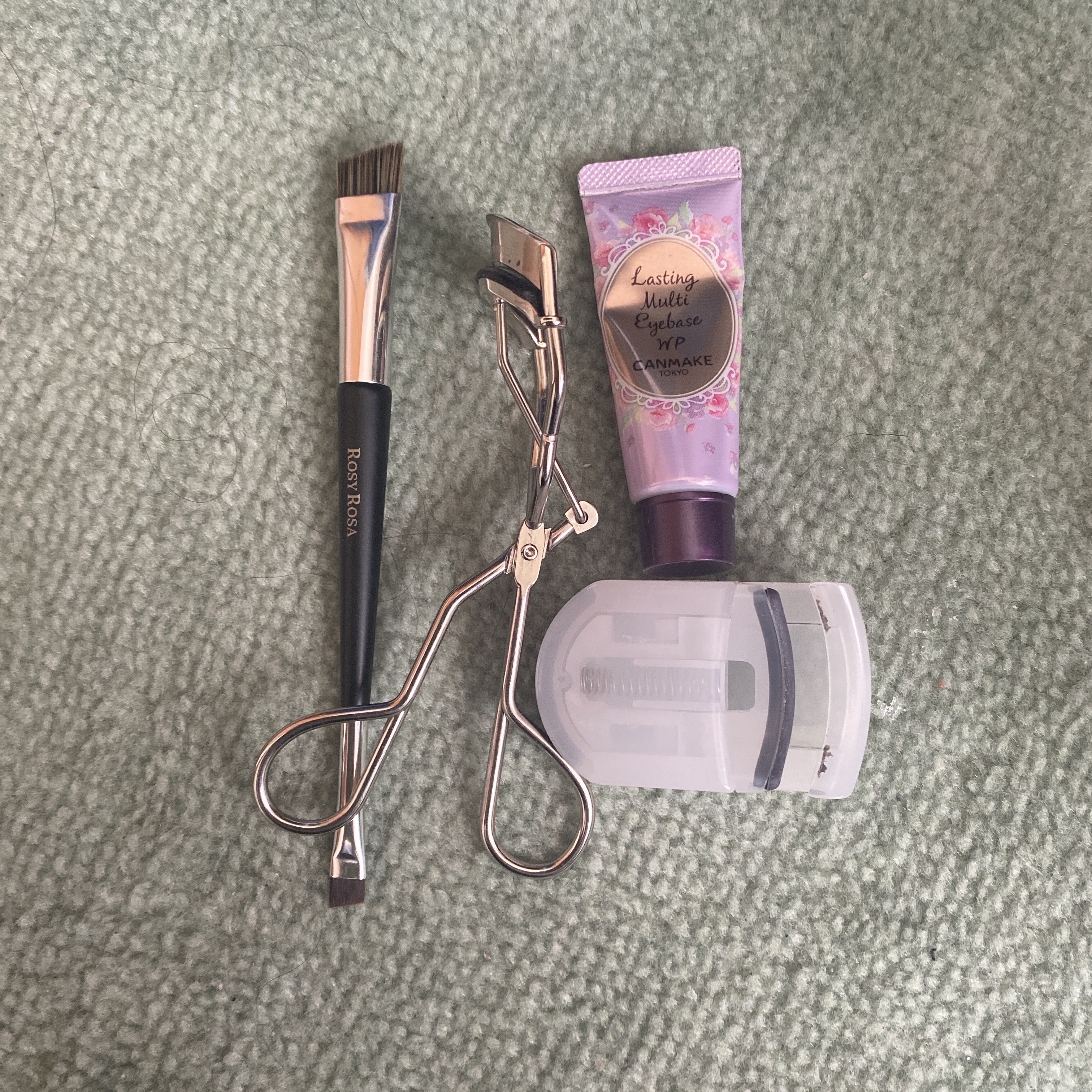 今月の断捨離です、
いつもより少ないですが，今月も断捨離しました。

ロージーローザ　ダブルエンドコンシーラーブラシ
キャンメイクラスティングマルチアイベース WP　01
ビューラー

どれもお気に入りばっかりでしたが，マツパに変えたのと，