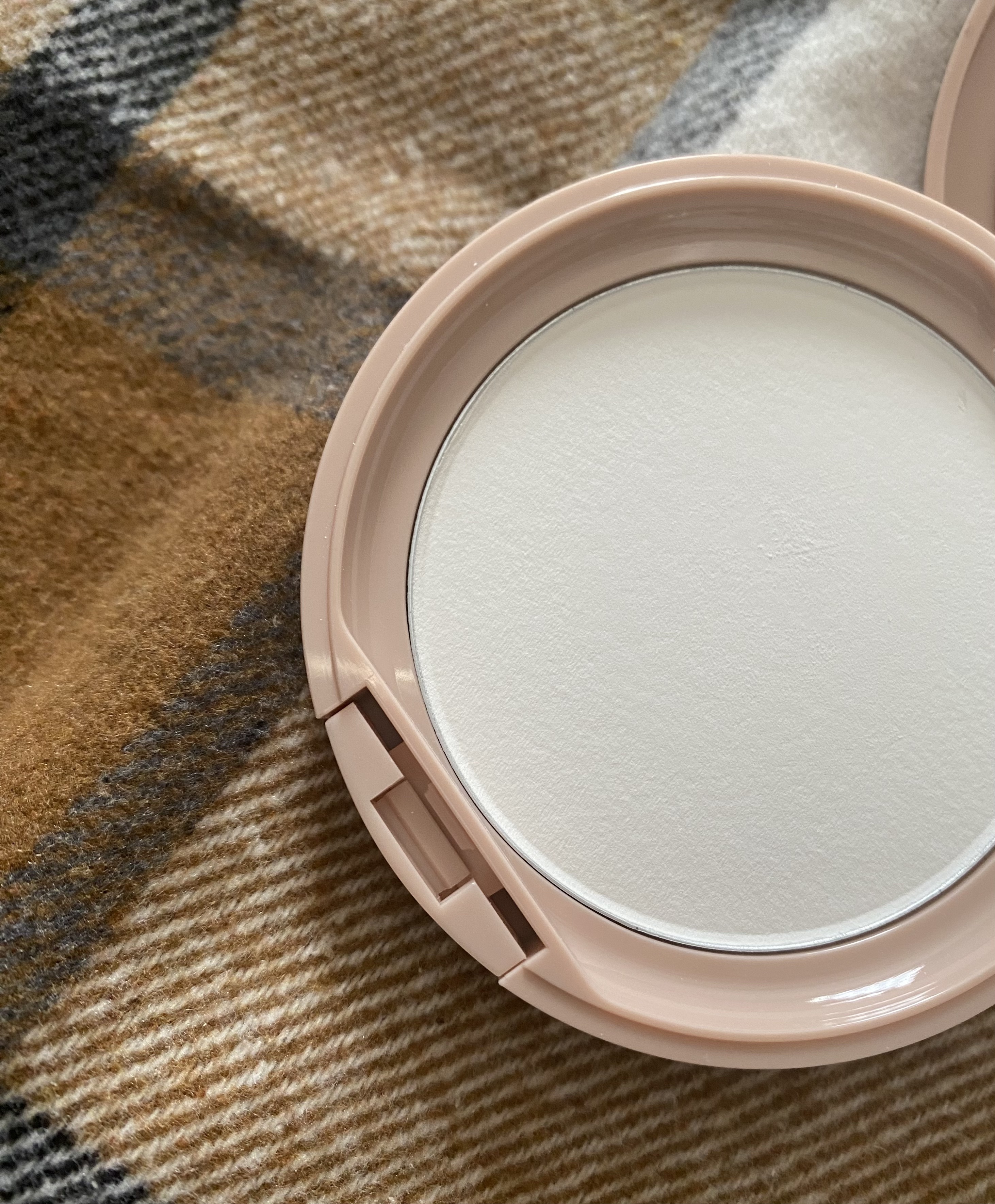 フォギーヴェールセッティングパウダー/SELVE/プレストパウダーを使ったクチコミ（2枚目）