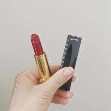 【CHANEL rouge allure #169】

このリップはルージュタイプです💄

本体の色味はかなり赤が強いですが、
実際に塗ってみるとすこしピンクがかった赤という色です🙌

質感としてはとて