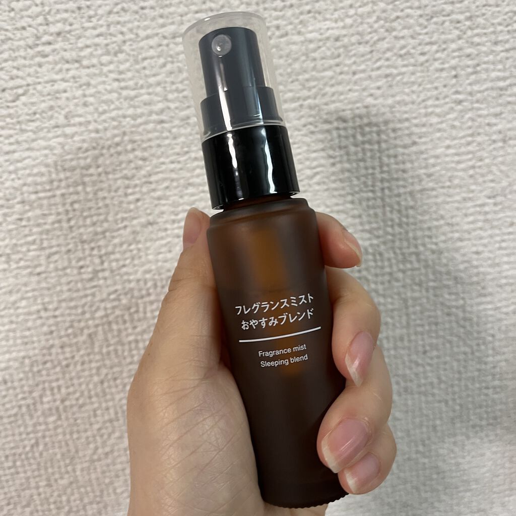 こんばんは☽･:*

全く眠れない夜に…投稿です。

ちょっと寝すぎてしまったのか
緊張からか
全く眠れず。

無印良品
フレグランスミスト おやすみブレンドを購入していたので枕元にシュッとしてみました。

エッセンシャルオイルのみで香りづ