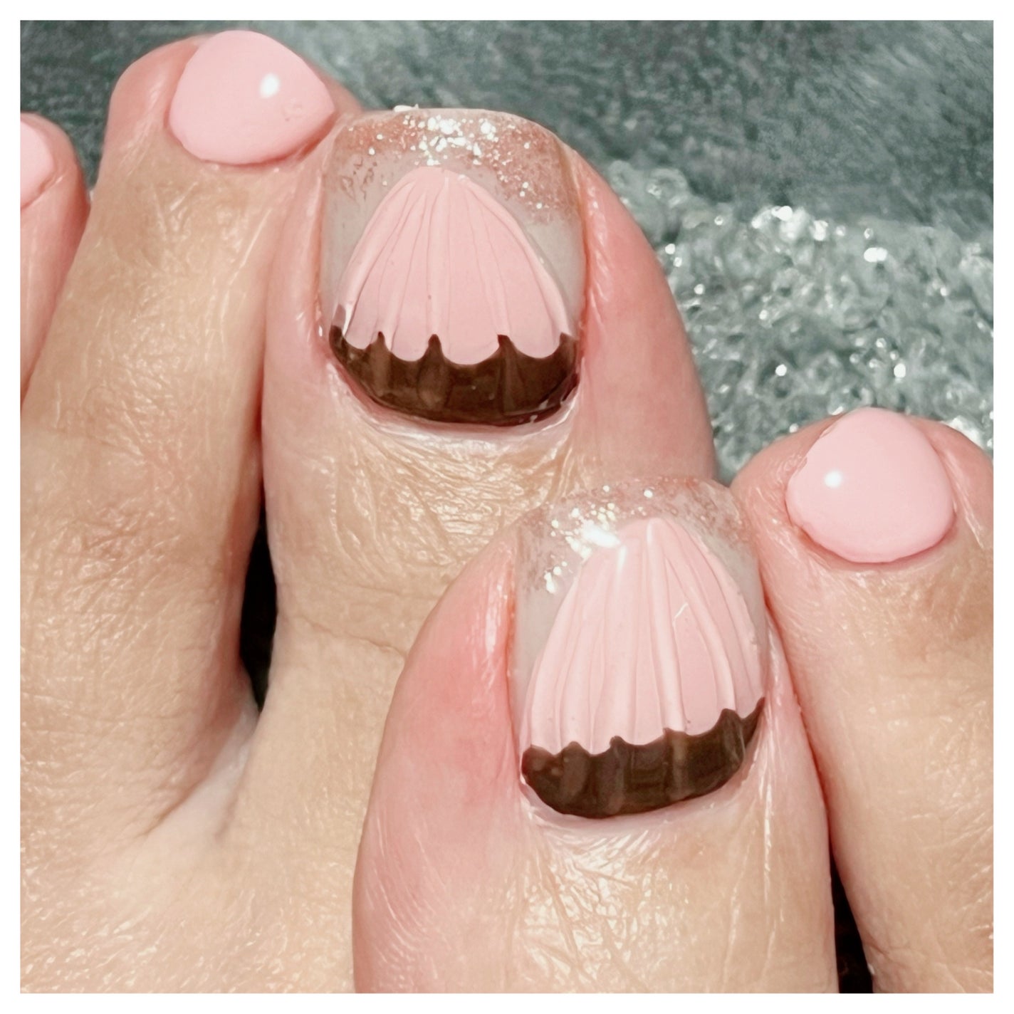 かぶららら on LIPS 「ネイルを変えました🙃フットはアポロチョコです。かわいい、おいし..」(2枚目)