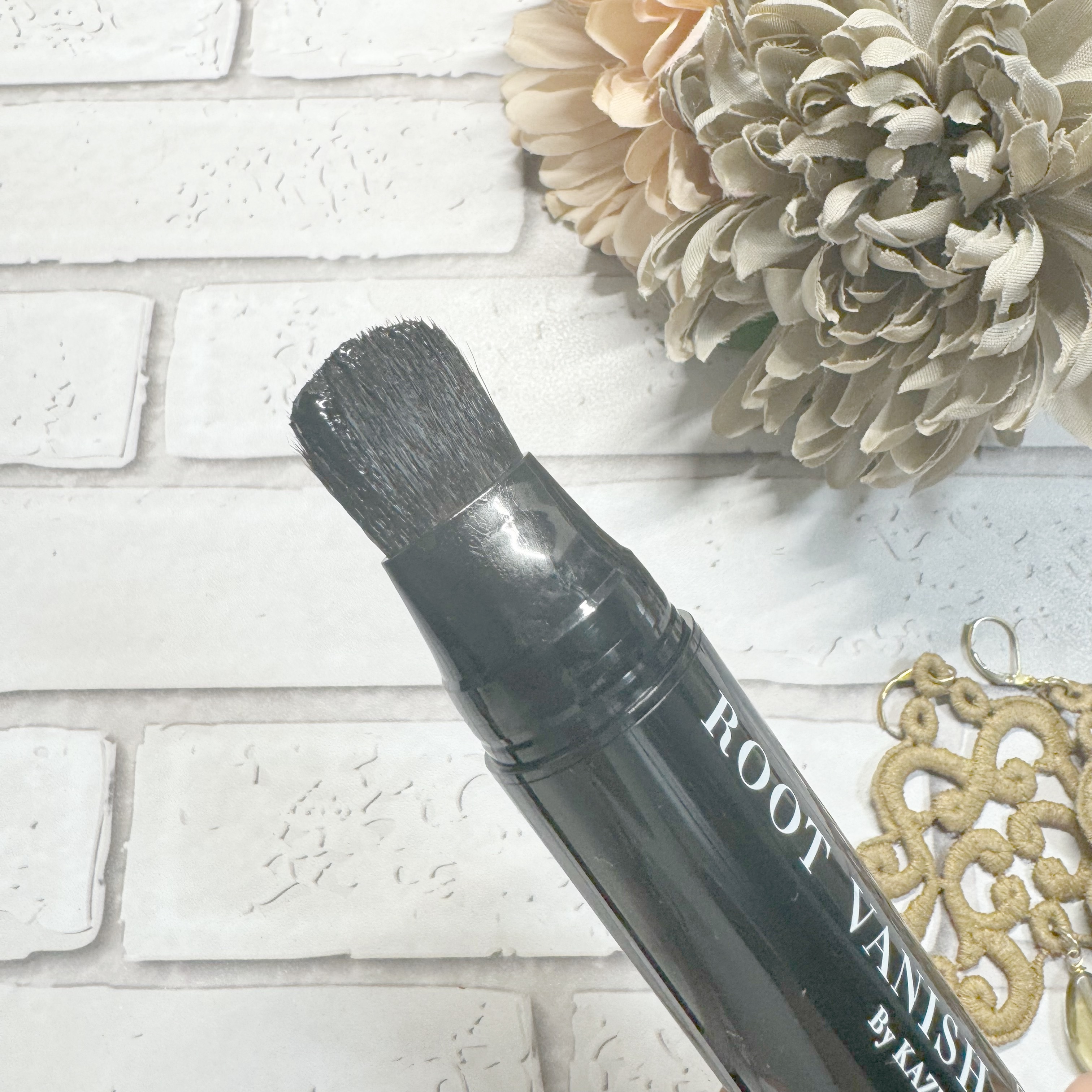 綺和美 白髪隠しカラーリングブラシのクチコミ「お出かけ前にチラッと見える
分け目の白髪！！！！
このまま出かけられない
でも染めてる暇ない
.....」（2枚目）