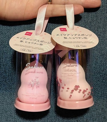 DAISO メイクアップスポンジ　桜、ひょうたん形のクチコミ「可愛い🌸
これは可愛い🌸ですよ！
２種展開の様です

㊧桜のイラスト→スポンジ・ケース・リボン.....」（1枚目）
