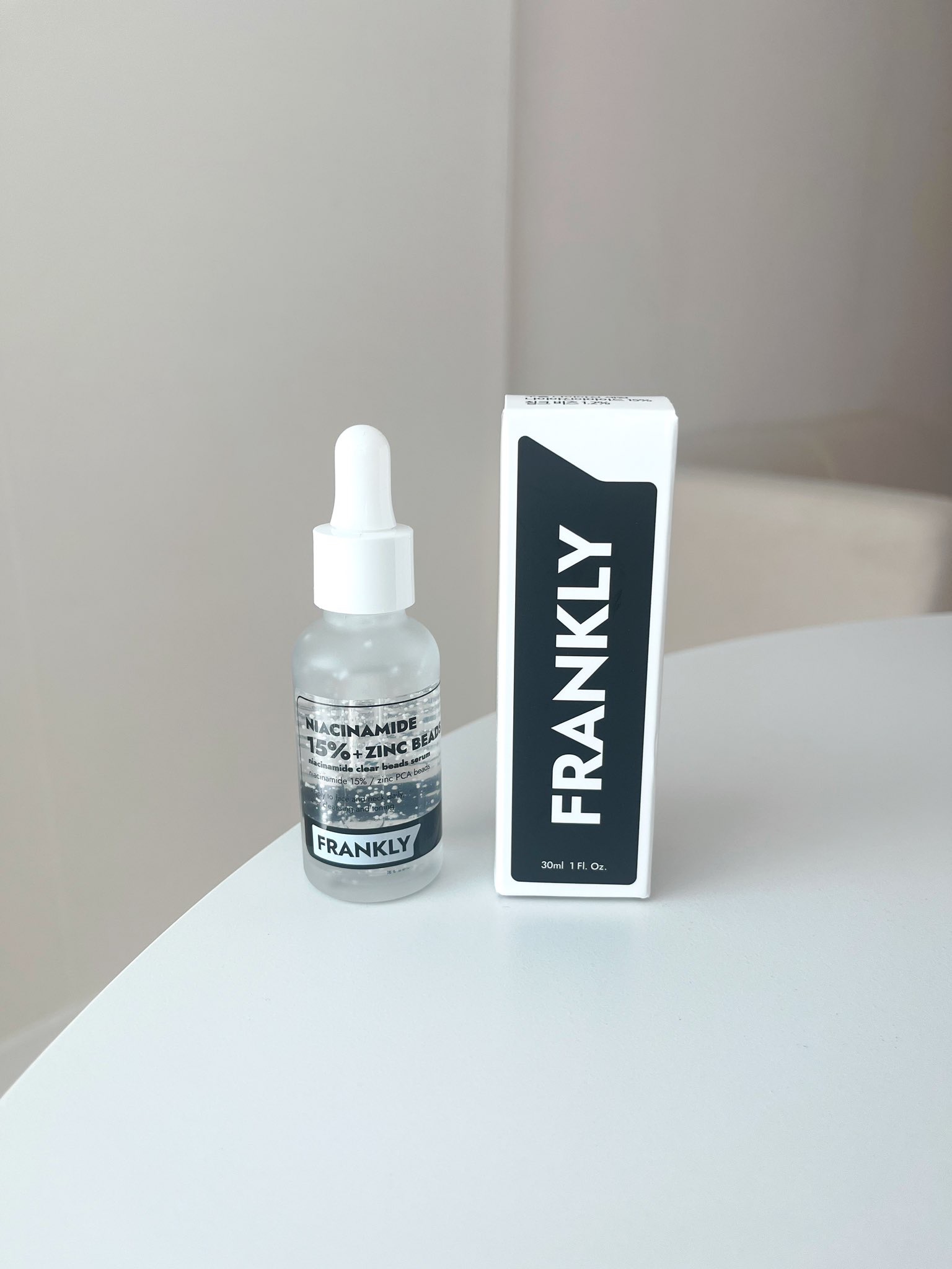 Frankly
ナイアシンアミド 15%ジンクビーズセラム

ナイアシンアミドが15%も配合されたセラム✨
FRANKLY独自のビーズ成分が入っており、肌のトラブルケア効果があります！

夏の皮脂や油分が気になっていましたが、このセラムを使