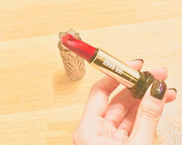 アナスイのリップスティックv400💄

お色ははっきりとした濃いめのレッド❤️
テクスチャーはしっとりとしています✨
つけた時に良い香りがふんわりとして香りを楽しむことも出来ました♪
リップ自身のデザイ