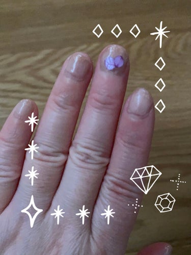 ✨ネイル成長日記💅✨


チビ爪だけど、やっぱりネイルシールを使って遊びたいっ💕


と言うことで、チビ爪でもあまり気にならないよう、肌馴染みのよい色をベースに、中指だけ紫陽花シールを使いました。

他