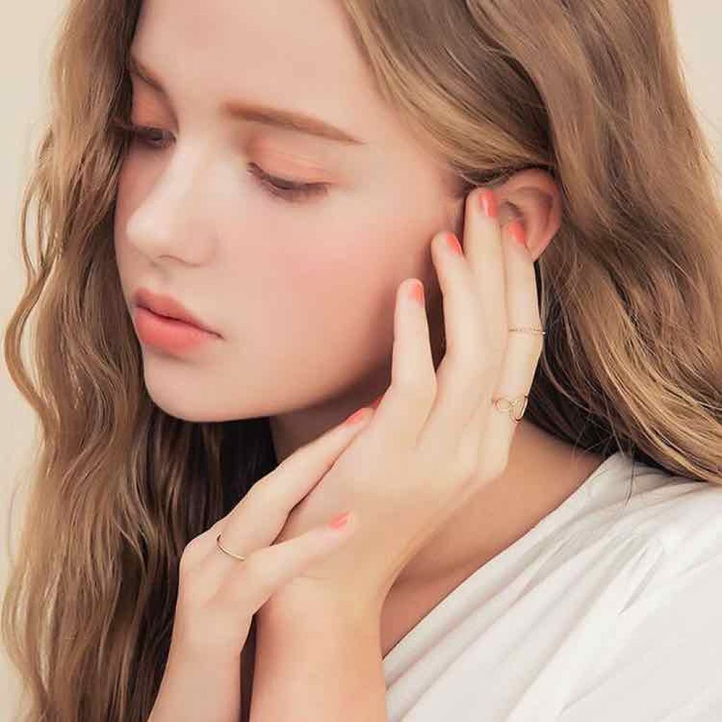 りーぬちゃん on LIPS 「質問🙌この色なんだと思いますか?この色が全て欲しいんです‼️ま..」(1枚目)