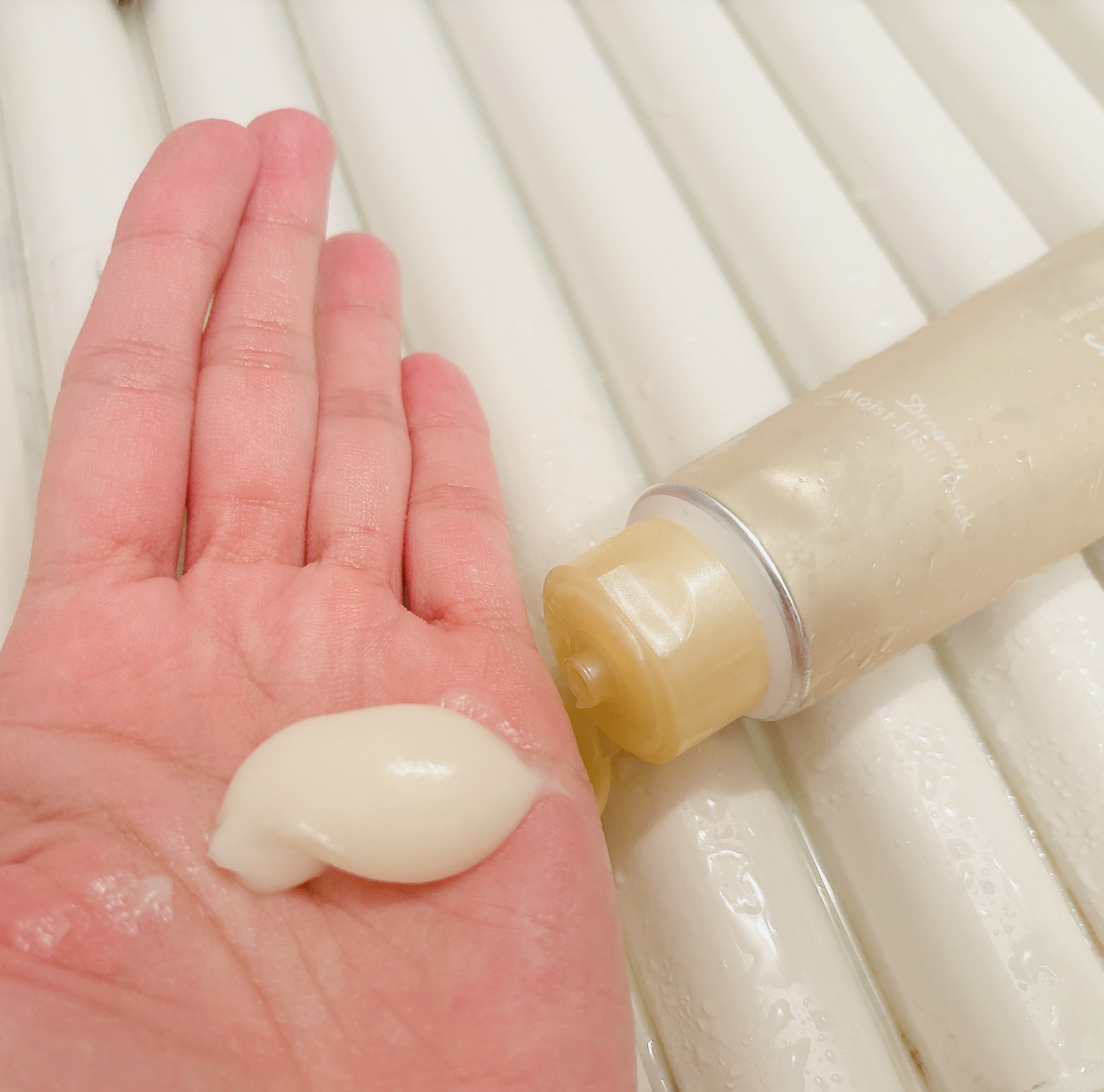 THERATIS ドリーミー モイスト ヘアパックのクチコミ「こっくりテクスチャーで、仕上がりもしっとり♡
⁡
私は広がりやすい髪なので、重みが出る方がボリ.....」（3枚目）