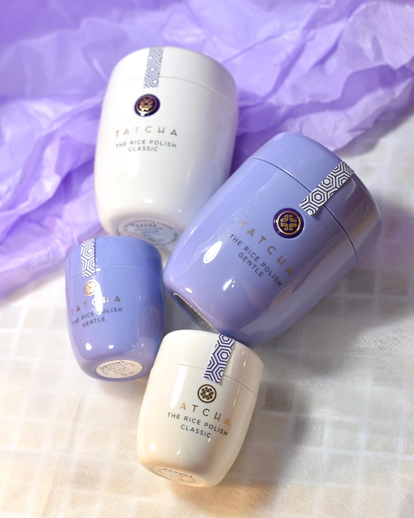 【TATCHA】

毎日使える、米ぬか＆米粉で
洗い清めるパウダー洗顔料。

酵素の力ですっきりと洗い上げます。
パウダーの1/3は食用の 米粉を採用。

保湿をサポートしながら、古い角質を
取り除き優しく洗い、磨き上げられたように
艷やか