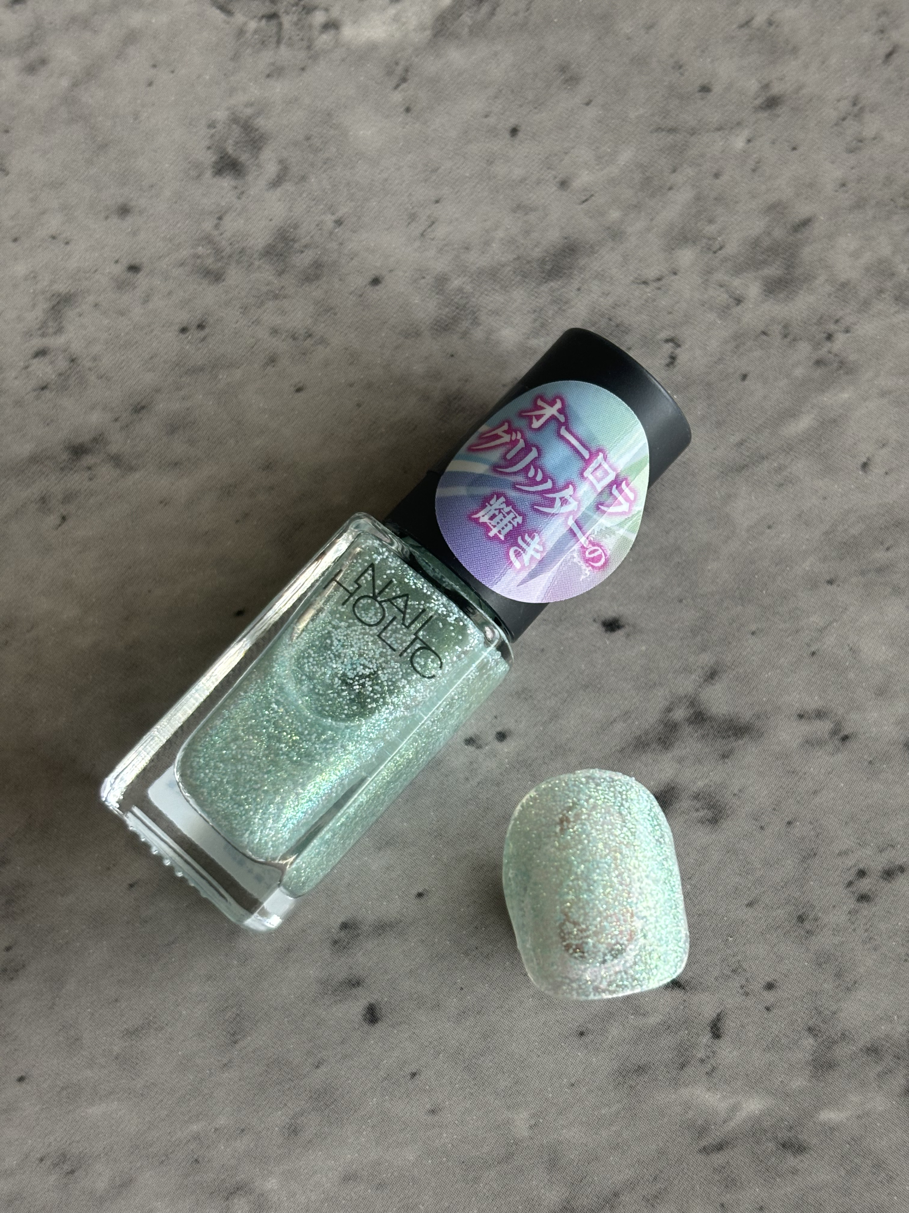 ネイルホリック Aurora Glitter GR762/ネイルホリック/マニキュアを使ったクチコミ（1枚目）