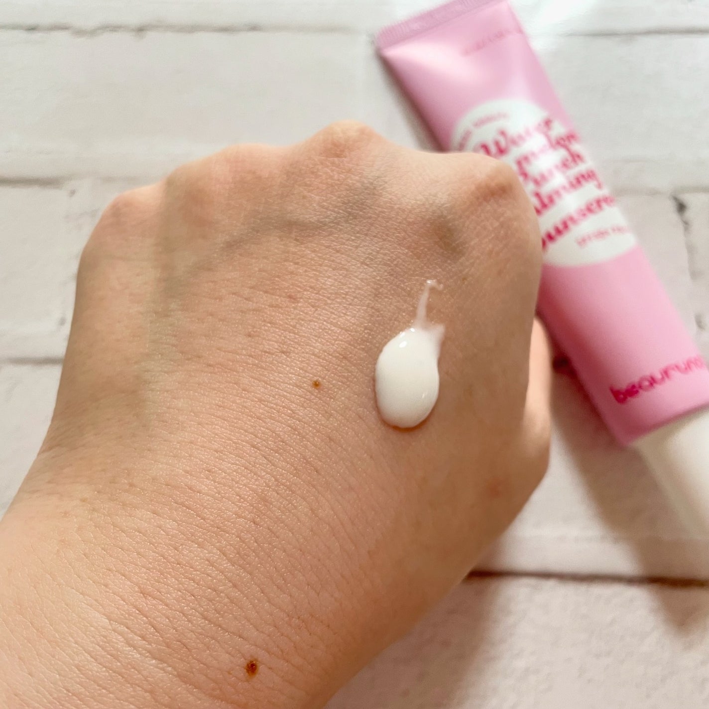 ウォーターメロン パンチ カミング サンスクリーン / スイカサンクリーム / SPF 50+ PA++++ /ビューランチ/日焼け止めクリームを使ったクチコミ(2枚目)