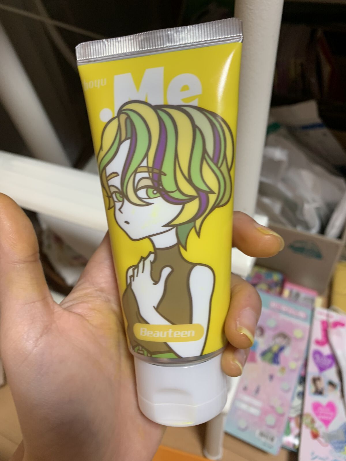 今回は前から気になってたビューティーンドットミーイエローをドンキーホーテでゲットしたので金髪の毛先に入れてみました

色の感じは明るい黄色になり私が思っていたきいろになりました

黄色はブリーチを2〜3回くらいしないと入らない色と言われたの