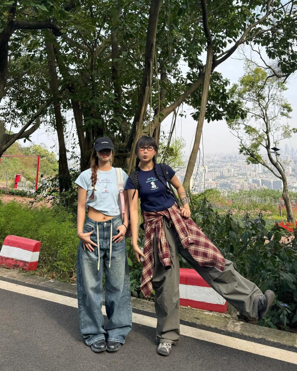 ひとみ on LIPS 「友達と再会するよ#コーデ#韓国コーデ#韓国ファッション#韓国雑..」(2枚目)