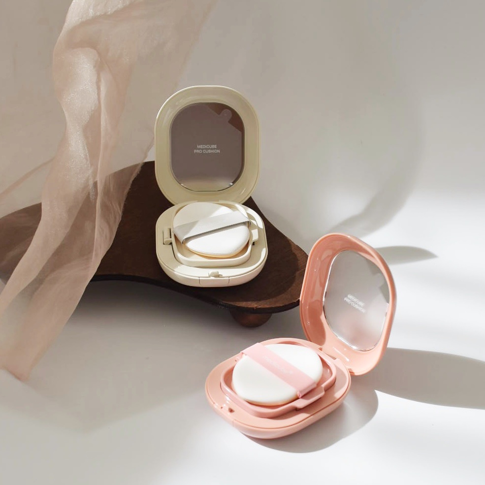 美容クリニック🏥でも人気沸騰の白玉点滴💉の成分"
グルタチオン"が配合されたクッションファンデ

✨メディキューブから2種類発売✨
⁡
大きな違いは
▶︎ピンクはツヤ肌に🩷
▶︎ホワイトは"マット肌に🤍
⁡
どちらもカバー力がすごい