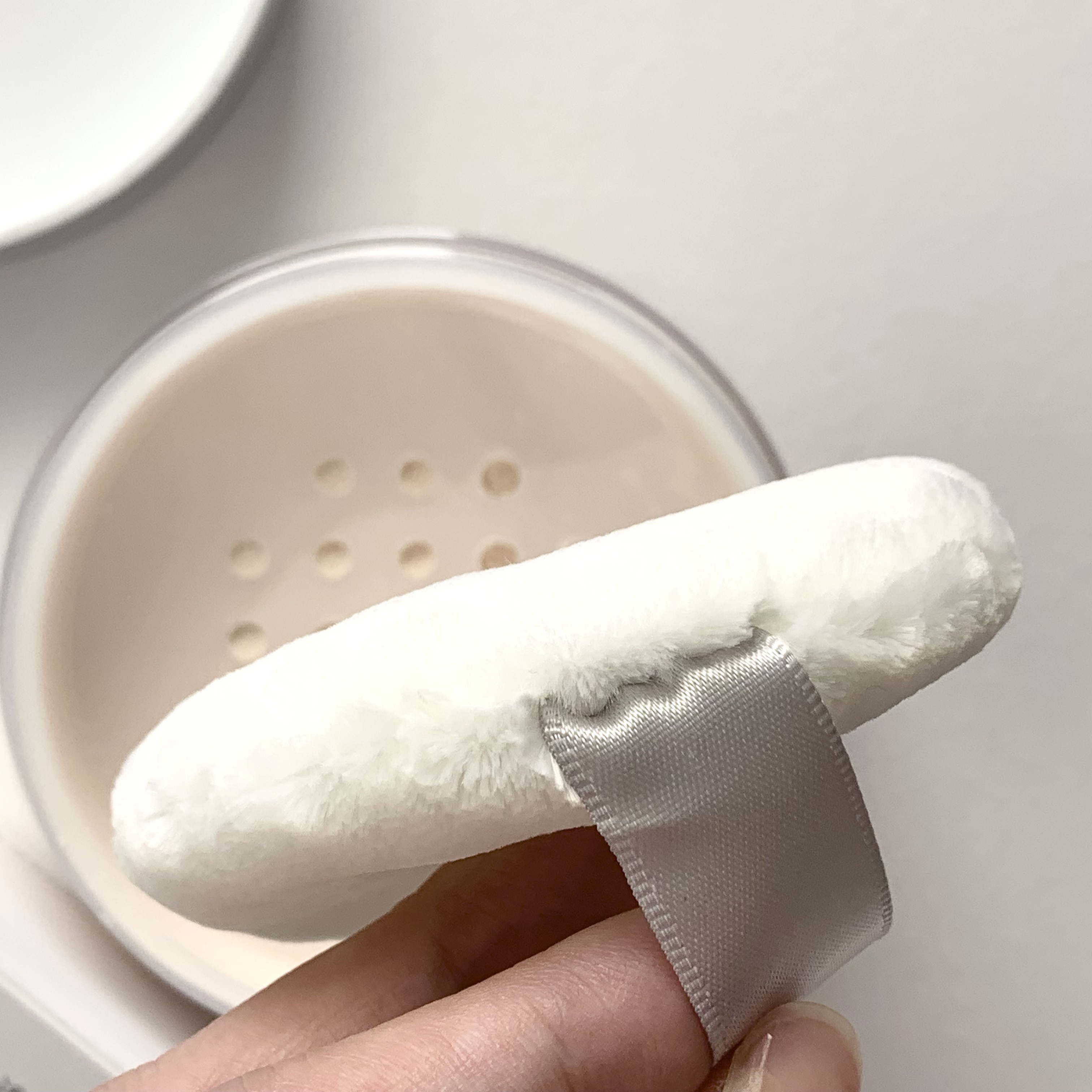 スージー エキスパート マイクロエアリーパウダーＦ/SUSIE N.Y./ルースパウダーを使ったクチコミ（2枚目）