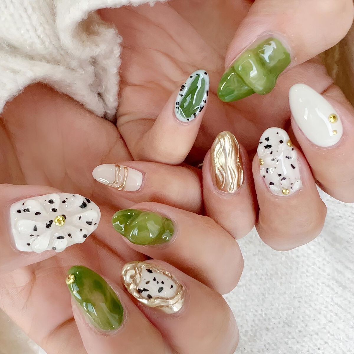 TOMOKA on LIPS 「𝐧𝐞𝐰𝐧𝐚𝐢𝐥🥝珍しくグリーン入れてみた🤭かわいっ❤︎..」(1枚目)