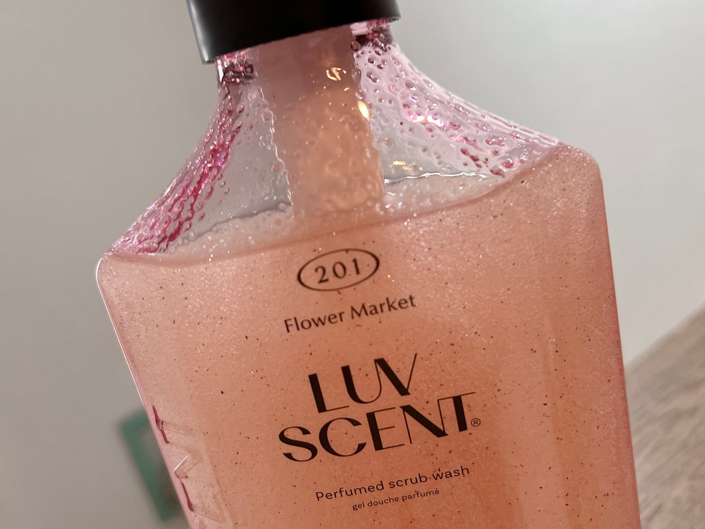 スクラブボディウォッシュ フラワーマーケット ホワイトチューリップ/LUV SCENT/ボディスクラブを使ったクチコミ(2枚目)