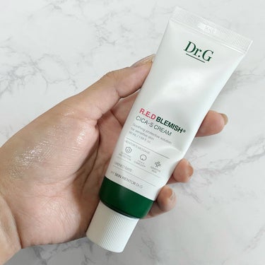 ＼鎮静したいならコレ！／今一番信頼しているシカクリーム🌿

☑︎Dr.G
レッドB・Cシカエスクリーム 50ml
参考価格:3,520円

水分クリームとして有名でファへでも高評価な
「レッドB・Cスージングクリーム」と同じブランド
Dr.Gの敏感肌ケアや集中ケアができるクリームです。

季節の変わり目なのかスギ花粉などのアレルギーなのか、
お肌がかなり敏感&乾燥していたんですが
こちらにだいぶ助けられました😭💕

▫️特徴
・メイン機能は敏感肌ケア/集中ケア
・肌の再生効果があると言われるマデカッソシドが
スージングクリームと比べて300倍。
・滑らかなクリームタイプ

▫️使用感
手に出すと少し硬めにみえるクリーム。

塗り広げるとすごく滑らかにするするーっと広がって
とても肌馴染みが良く肌の中に入っていきます✨

クリームって油分が多すぎると
肌の表面に残ってる感覚があって
ベタついたりするかと思うんですが
そう言った感じが全くなし！

カサカサ乾燥肌な私は保湿はしないといけないし、
ケアはしたいんですがベタつくのが苦手なので
こちらはそういった感覚がなくて、
ちゃんとしっとりしているのに
残っている感覚がなくてかなり好みの質感でした！

(もちろん蓋をするという意味で
油分が強めの商品もあるかと思います！）

さらに保湿感だけでなく、
マデカッソシド高配合なだけあって、
お肌が柔らかくなる実感もかなりありました✨

お安くはないですが、
これだけ効果実感できるのであれば
リピして使い続けたいなと思いました🥰

▫️購入できる場所
Qoo10 Dr.G公式　@qoo10.official 

@styleandco_official さんの
プレゼント企画で頂きました！
ありがとうございました🙇‍♀️💕

@dr.g_official_jp 
#drg #ドクタージー #シカクリーム #鎮静ケア 
#提供 #私の上半期ベスコス2021 

#韓国スキンケアおすすめ #韓国コスメレビュー #韓国化粧品 #クリーム #乾燥肌 #敏感肌 #コスメ #コスメマニア #コスメフリーク #コスメ好きさんと繋がりたい #コスメ好きな人と繋がりたい #スキンケア好きさんと繋がりたい の画像 その1