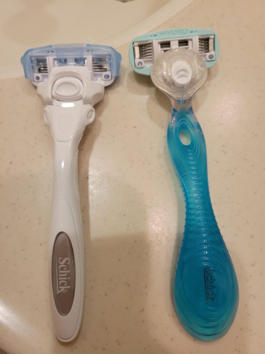 ハイドロシルク 敏感肌用 ホルダー （刃付き＋替刃１コ）/ハイドロシルク/シェーバーを使ったクチコミ（1枚目）