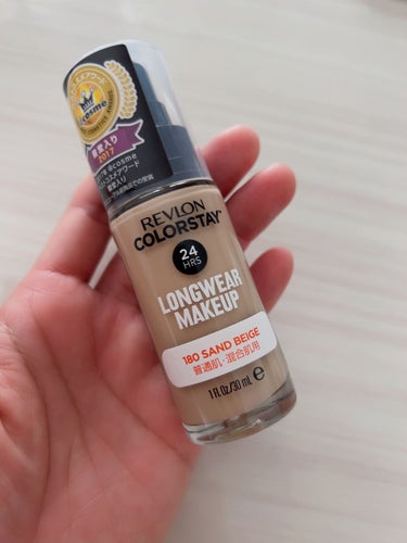 ⭐️REVLON⭐️


カラーステイ ロングウェア メイクアップ


180サンド ベージュ

標準色


SPF15
PA＋＋



24時間落ちないファンデーションにスキンケア成分が高配合され、パワーアップ✨





カラー展開もさらに増えて新色が追加💕



普通肌・混合肌用と乾燥肌用に分かれており、
自分の肌質によっても選ぶ事が出来ます！





普通肌・混合肌用にはビタミンEを増量して、
肌トラブルをケアします。（従来品の4倍）
オイルフリー処方で皮脂バランスを整えてくれるので混合肌でテカリが気になる私のお肌悩みにぴったり☺️



セミマットの仕上がりになり、カバー力もしっかりとあるのが◎🙆‍♀️





乾燥肌用には保湿成分であるヒアルロン酸を増量しているみたいなので、そちらも気になります☺️✨





#revlon #レブロン #カラーステイロングウェアメイクアップ #レブロンファンデ #リキッドファンデーション の画像 その1