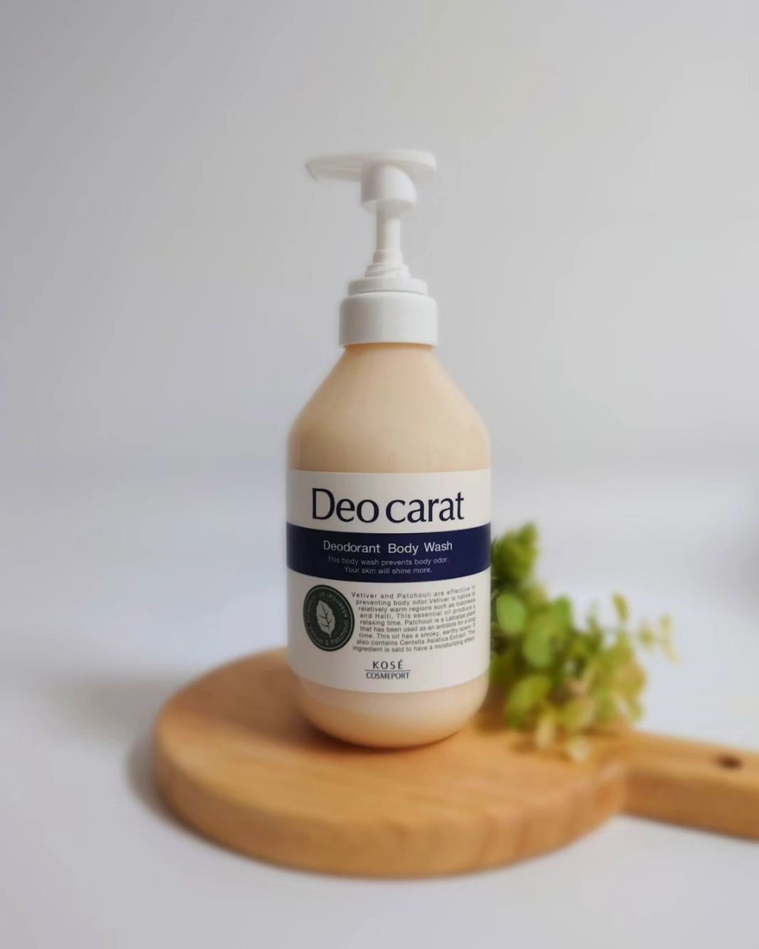 
とろりとした粘度のあるテクスチャー。
濃密な泡立ちで、なめらかな泡です。

アロマティックフローラルの香りが、
ふんわり香るのがよき。


ニオイの発生・ニキビも防ぐ
薬用処方のボディウォッシュとの事。

自分のニオイには気づきにくいので