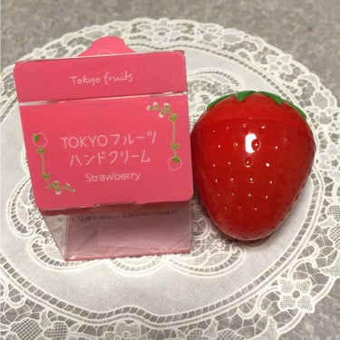 姉からのプレゼント🎁です。

TOKYOフルーツ
ハンドクリーム
Strawberry

可愛いくて💕まだ使えません。🍓

香りは華やかなストレベリーの香りがします。

パッケージにギューン💓

ポップ