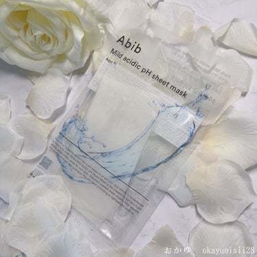 Abib Mild acidic pH sheet mask  Aqua fit💎

✼••┈┈┈┈┈┈┈┈┈┈┈┈┈┈┈┈••✼

💎こんな方に特にオススメ
パックでしっかり保湿したい。
衛生的な個包装のパックが好き。

✼••┈┈┈┈┈┈┈┈┈┈┈┈┈┈┈┈••✼

💎価格：5枚 ¥1,788(税込)
※2022/9/16現在楽天公式ショップ調べ

✼••┈┈┈┈┈┈┈┈┈┈┈┈┈┈┈┈••✼

シートは厚めで柔らかかったです。
密着力は高く、着けている間液だれもありませんでした🙆‍♀️
※画像3枚目にシートの写真あります。

こちらは竹の原料と卵白で作られた特殊シートとのこと。
卵白ってインパクトありますね😳

使用後はしっとりとした仕上がりでした。
若干肌の表面がぺたっとする感覚はあったので、メイク直前の使用は避けた方が良いかも。

夏場や脂性肌の人ならこれだけでスキンケア完了出来るかもしれません🙆‍♀️
私(混合肌・頬の乾燥が気になる)はパックしてから2〜3時間後に頬のあたりだけ乾燥が気になったので、クリームだけ塗りました。

1枚あたり約358円とプチプラパックの中ではお高め。
全体的に使い勝手は良かったのですが、金額を考えると即リピしたりストックを常備するほどでは無いかな…。

ネームバリューもあるし見た目もオシャレなので、個人的には自分が使うよりプチギフトなんかに重宝しそうだなと思いました🙌

Abibの他のシートマスクもいくつか買ってあるので試すのが楽しみです☺️

   #本音でガチレビュー の画像 その0