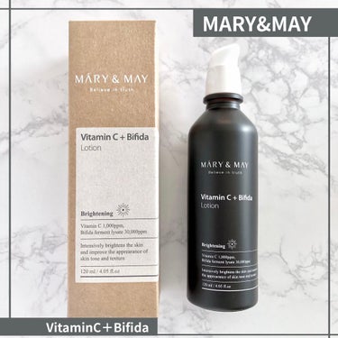 ❏ MARY&MAY
❏ ビタミンC＋ビフィダローション
❏ 120ml



✔︎ 肌刺激テスト済み
✔︎ 16フリー
✔︎ クルエルティフリー



マリー&メイは成分に関する研究で様々な肌悩みに必要な必須成分にこだわった韓国の機能性スキンケアブランドです。

肌バリアを強化するとされるビフィズス菌培養溶解質ビフィダの利点は…

✔︎ ツヤ肌
✔︎ 肌バリア強化
✔︎ 角質除去
✔︎ 肌リズムを整える

そしてくすんだ肌を明るく綺麗に改善し、シミケアにも効果的とされるビタミンCを合わせています。
ビフィダを30000ppm＋ビタミンCを1000ppm配合されているのがこのビタミンCビフィダローションです。


テクスチャは手に出した時にパッと見クリーム？と感じるようなしっかりした印象でしたが伸ばすとサラッとみずみずしく伸びが非常によかったです。
クリームよりもみずみずしくミルクよりもしっかりとした使い心地。

香りは独特でビタミンB5＋ビフィダトナーと似たような香りでしたが、ビタミンB5ビフィダトナーよりも若干甘めで少し濃い香りがしました。
例えにくい不思議な香りです…☹︎
トナーよりも香りに癖があるような気がしてこちらは慣れるまでちょっと時間がかかりました。

ビタミンB5ビフィダトナーと合わせて使うとシナジー効果が期待できるとの事で一緒に使うようにしています。

とにかく伸びが良いので少量でも顔全体に馴染ませる事ができます。
ポンプの出る量がわりと少なめなので3プッシュで使用しています。それより多く出すと私の場合はベタつきを感じてしまう事があります。

テクスチャが軽めなのに肌へ馴染ませるとしっとりとします。
ベタベタせずちょうど良いしっとり感の肌触り。
使用後に乾燥を感じる事は今のところないです。(冬に使用した事がないので乾燥する時期にはまた感じ方が変わるかもしれませんが…)

このローションとビタミンB5ビフィダトナーと併用していて肌のキメが細かくなったように思います。
しっかりと保湿感もあり適度な艶感で肌が明るくみえます。
以前よりも肌の滑らかさを感じました。
特に紫外線の強い時期にこのローションとトナーの良さを感じられたような気がします。

ライトな使用感なのにしっとりと十分な保湿ができてとても使いやすいと思いました☺︎
伸びが良く一度の使用量も多くないのでコスパも良いと思います☺︎


#MARY&MAY #VitaminC＋Bifida の画像 その0