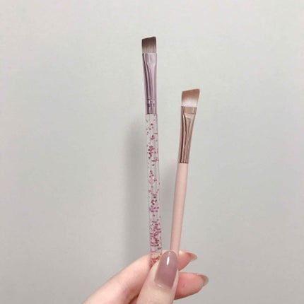 LOUJENE プチ アイブロウ ブラシのクチコミ「セリアで購入したLOUJENE プチアイブロウブラシです🙂
こちらは普通のアイブロウブラシと.....」(1枚目)