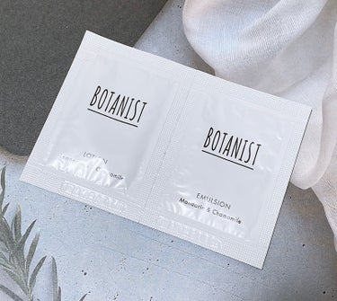 ☆BOTANIST  
ボタニカルローション.ボタニカルエマルジョン

ボタニカルローション(化粧水)
爽やかさで包むレモングラスとカモミールの香り

パシャパシャ系の化粧水で香りは優しいです。
顔に塗