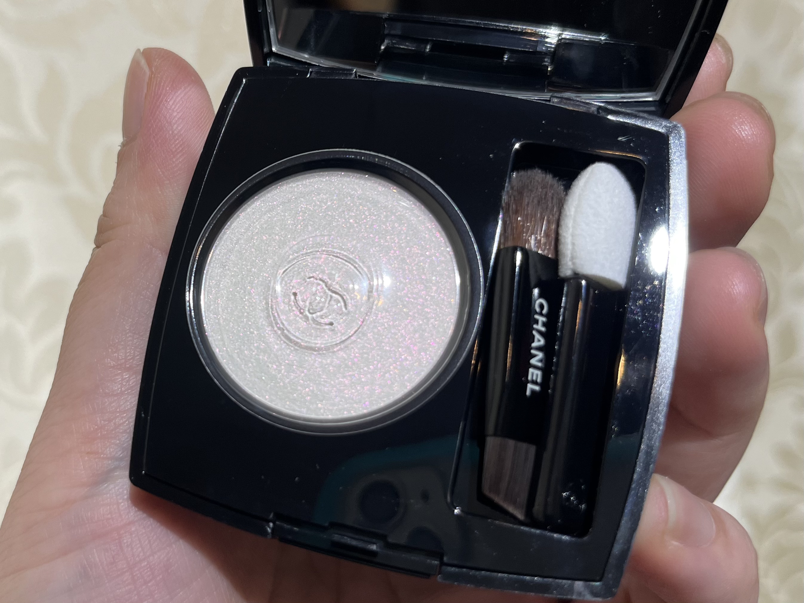 オンブル エサンシエル 220 ブラン ペール(サテン)/CHANEL/単色アイシャドウを使ったクチコミ（1枚目）