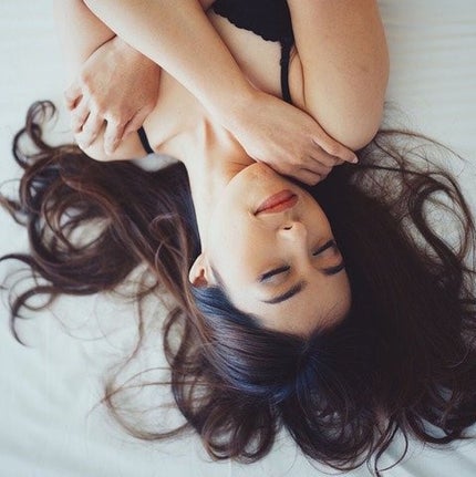 寝る時に髪が傷まないためのお手入れ方法&摩擦・寝ぐせを防ぐまとめ方・結び方を徹底紹介