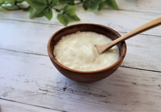 木の器とヨーグルト