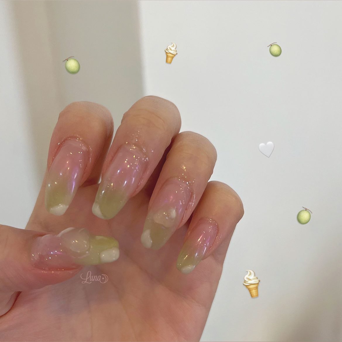 Iuna. Mizuki on LIPS 「.ひとつ前のmynail🍈紫外線でハートの色が変わります♡#n..」(1枚目)