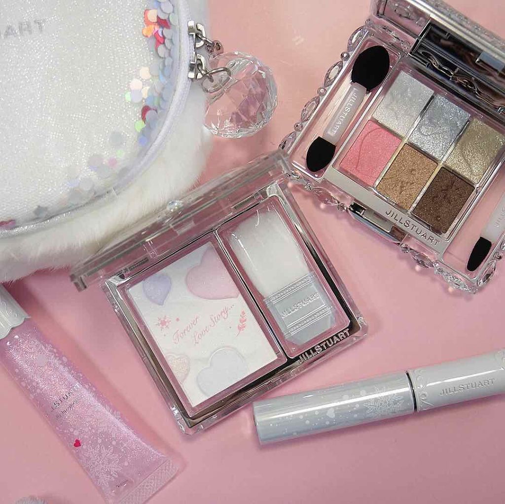 JILLSTUARTのクリスマスコフレ🎄✨

今年のJILLSTUARTはかわいい...😀💕
11月3日発売です！

黒でもなくブラウンでもないマスカラ、
しっとりした粉に何色ものカラーが入ったフェイスパウダー、6色のキラキラアイシャ