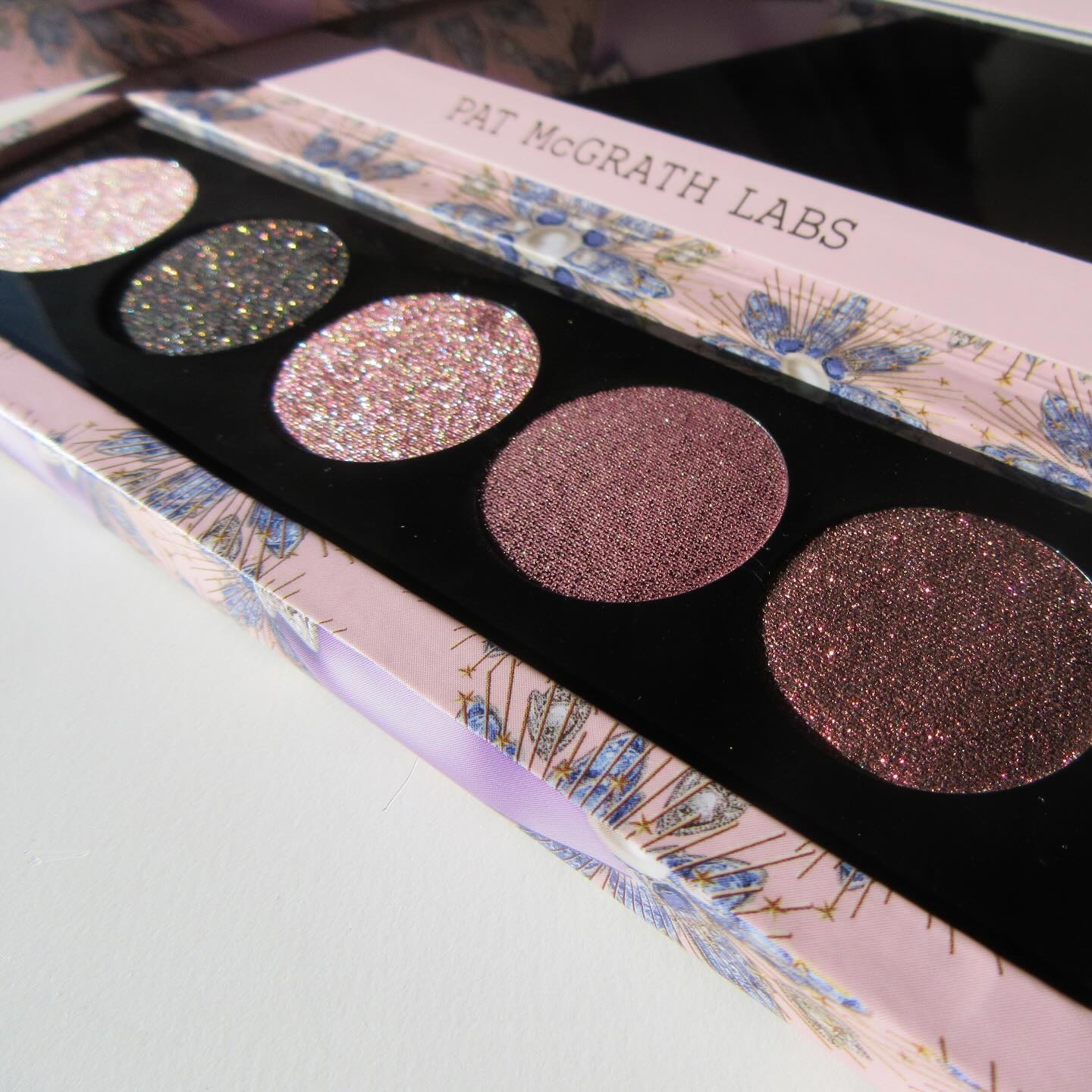 PAT McGRATH LABS Bijoux Brilliance Eye Shadow Paletteのクチコミ「年末に買っためちゃかわアイシャドウ🎀

PAT McGRATH LABS
Bijoux Bri.....」（3枚目）