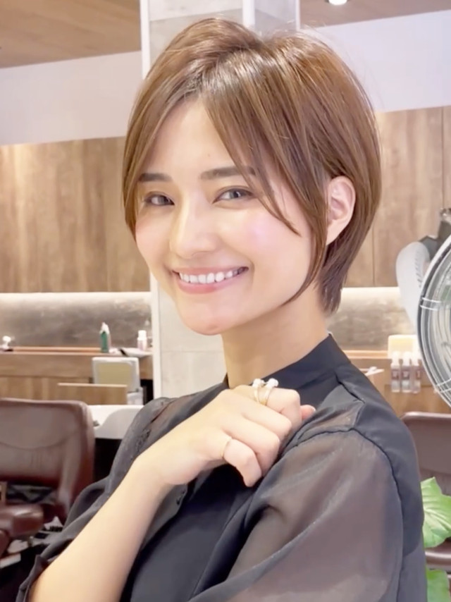 センター分けのショートカットの女性