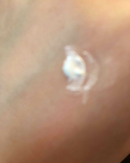 crayontouch-me クレヨンタッチミーCCクリームのクチコミ「肌がワントーンアップします。
最初は白い色で不気味だなと思いましたが、肌なじみもよく結構気に.....」(1枚目)